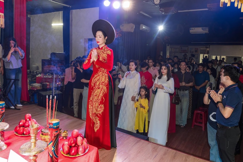 NSND Trịnh Kim Chi dành toàn bộ tiền trong lễ cúng Tổ hỗ trợ bà con vùng lũ - 1