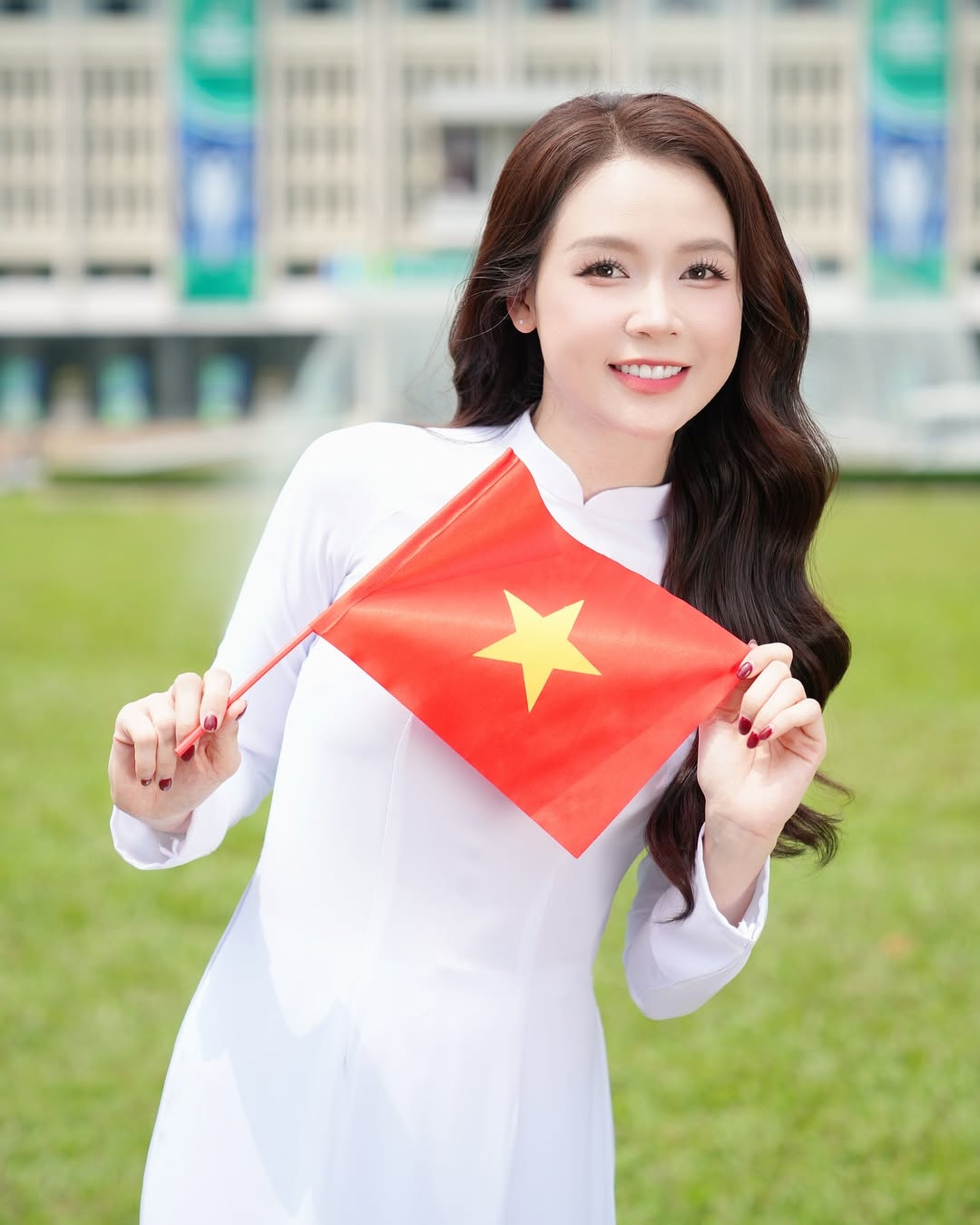 Sao Việt tự hào diện áo dài truyền thống đón đại lễ 30/4 - 11 Sao Việt tự hào diện áo dài truyền thống đón đại lễ 30/4 - 11
