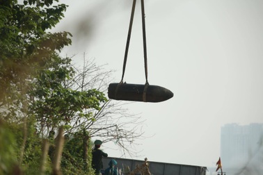 Toàn cảnh trục vớt quả bom dưới chân cầu Long Biên