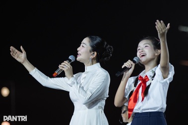 Giọng ca 13 tuổi hát tại sự kiện âm nhạc 50.000 khán giả là ai?