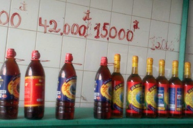 Lật tẩy cách thức pha chế nước mắm “cao cấp” lừa khách hàng