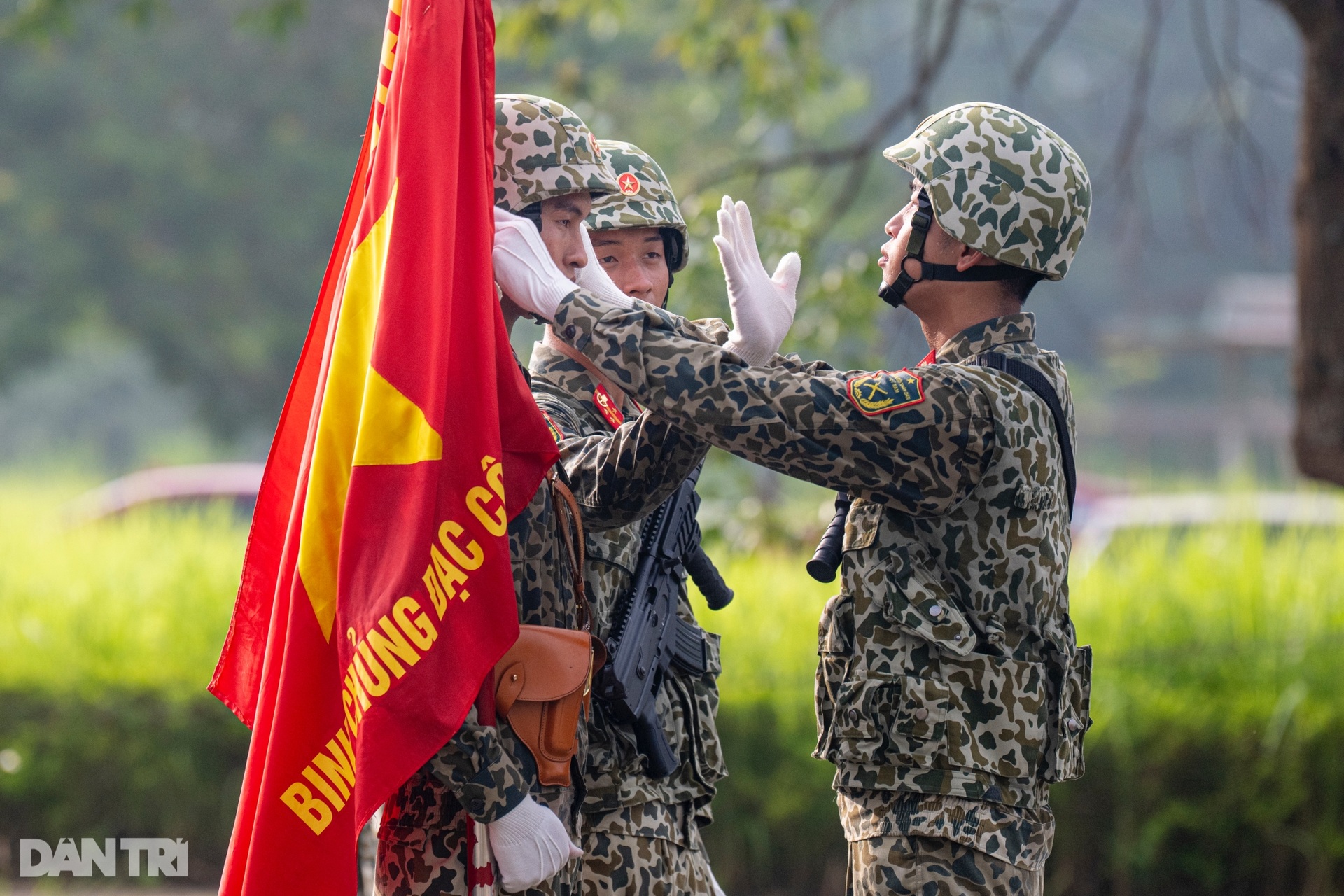 Dậy từ 3h sáng, người dân vượt trăm cây số cổ vũ các chiến sĩ tập diễu binh - 6 Dậy từ 3h sáng, người dân vượt trăm cây số cổ vũ các chiến sĩ tập diễu binh - 6