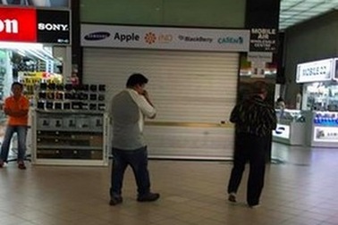 Dân Singapore gây sức ép buộc cửa hàng điện thoại lừa đảo phải đóng cửa