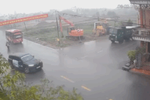 Phóng nhanh không kịp tránh, xe khách lao bổ vào nhà bên đường