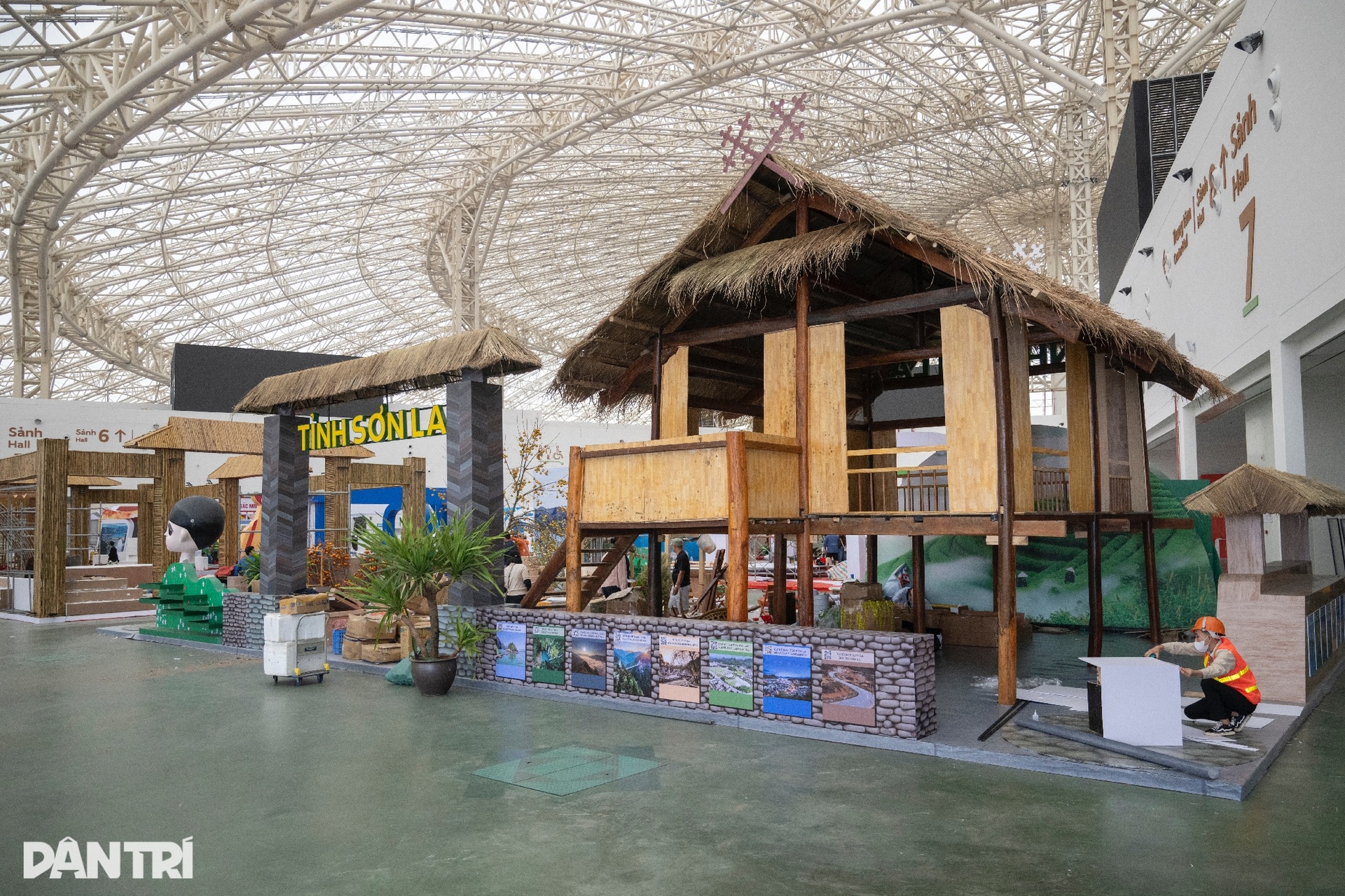Se están terminando rápidamente miles de stands para la Feria de Otoño de 2025 - 6 Hàng nghìn gian hàng gấp rút hoàn thiện, sẵn sàng cho Hội chợ Mùa thu 2025 - 6