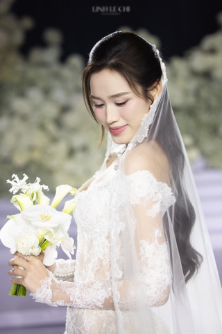 Hoa hậu Đỗ Thị Hà và chồng doanh nhân "khóa môi" tình tứ tại lễ cưới Hà Nội - 2