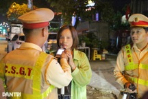 Vui liên hoan 20/10, nữ tài xế ô tô ở Hà Nội vi phạm nồng độ cồn
