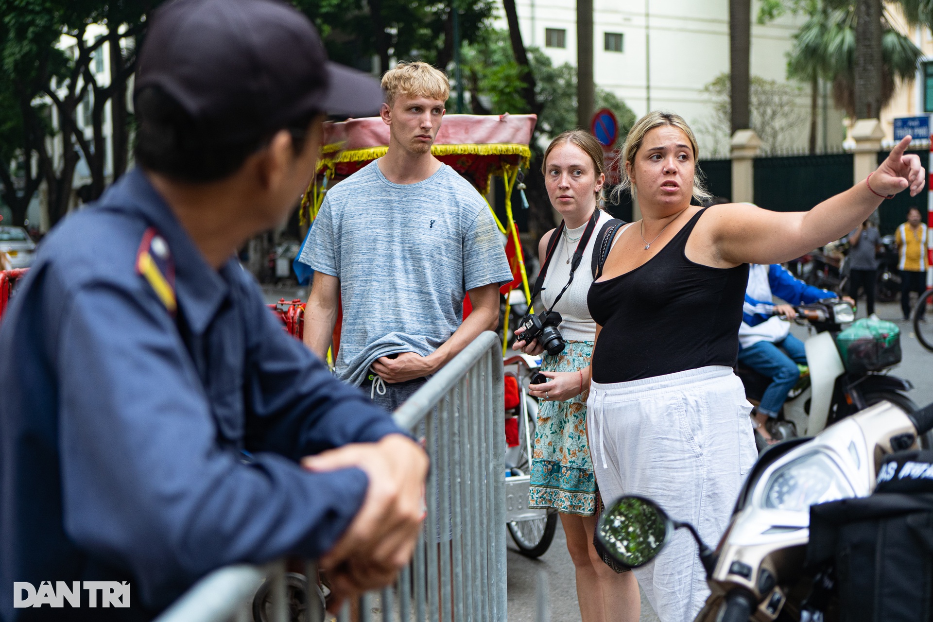 Né chốt kiểm soát, lén đưa du khách vào bên trong xóm cà phê đường tàu - 12 Né chốt kiểm soát, lén đưa du khách vào bên trong xóm cà phê đường tàu - 12