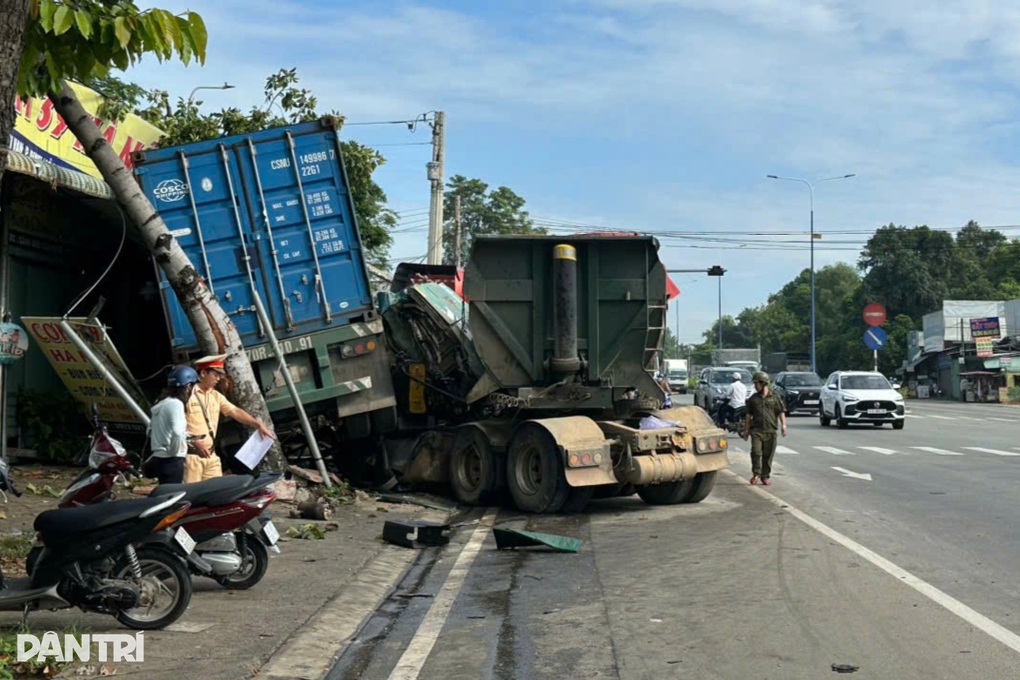 Cabin xe tải rơi khỏi phương tiện, container đè bẹp một ô tô sau va chạm - 2 Cabin xe tải rơi khỏi phương tiện, container đè bẹp một ô tô sau va chạm - 2
