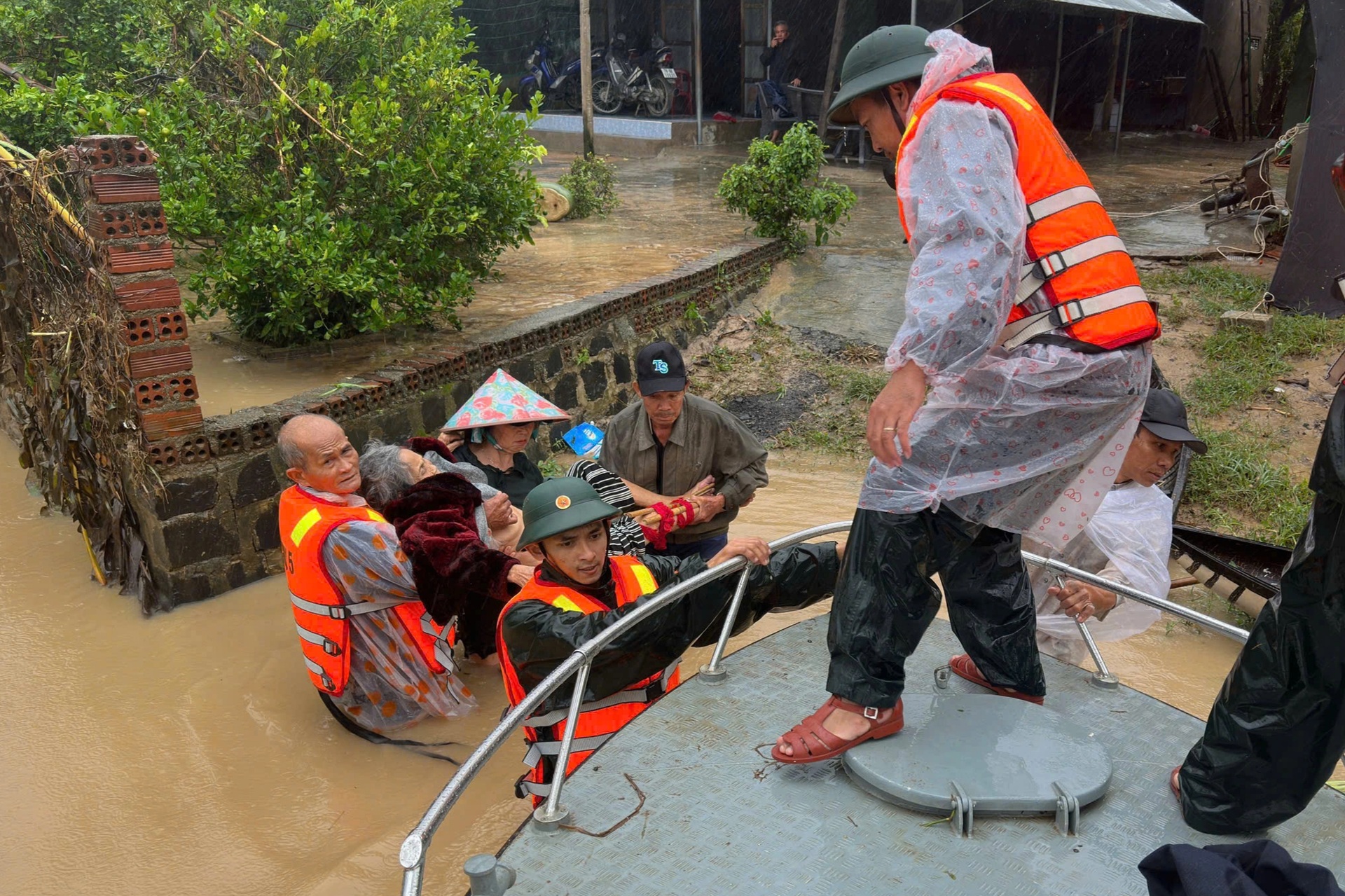 Nước dâng cao, lực lượng chức năng căng mình cứu dân trong lũ - 15 Nước dâng cao, lực lượng chức năng căng mình cứu dân trong lũ - 15