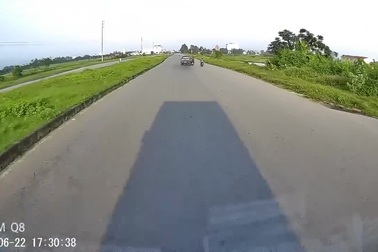 Xe bán tải tạt ngã người đi xe máy rồi bỏ chạy gây phẫn nộ