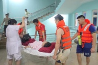 Lũ tràn vào bệnh viện, bác sĩ cùng công an, bộ đội khênh bệnh nhân sơ tán