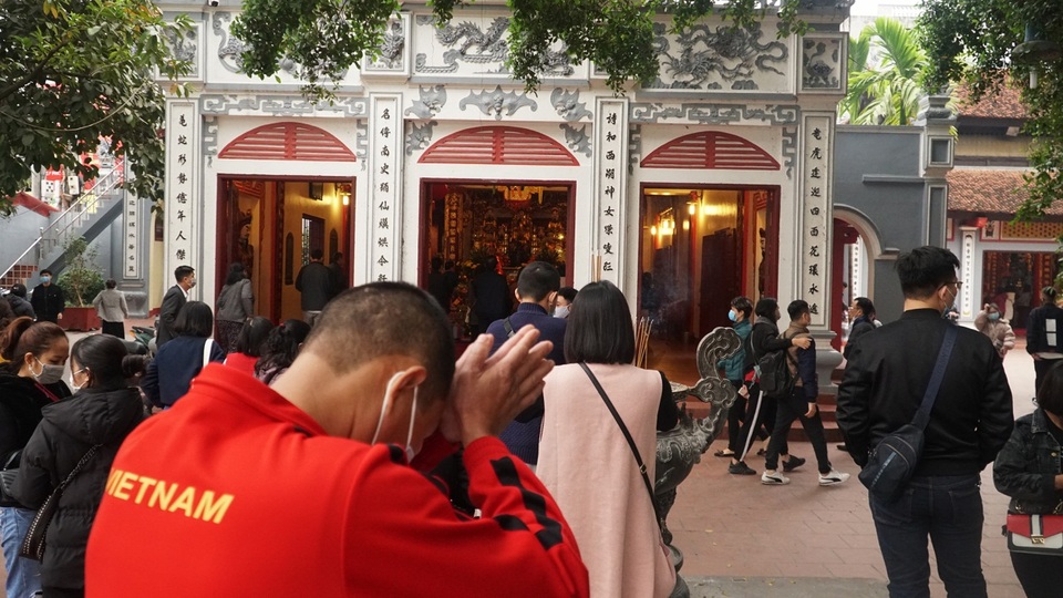Phủ Tây Hồ vắng vẻ người dân đến lễ ngày Rằm tháng Chạp - 7 Phủ Tây Hồ vắng vẻ người dân đến lễ ngày Rằm tháng Chạp - 7