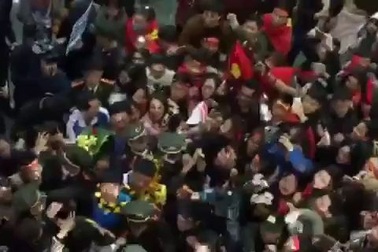 Hàng nghìn cổ động viên vây kín Trung vệ Tiến Dũng