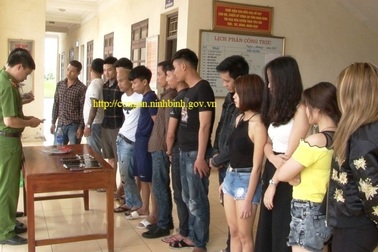 14 nam thanh nữ tú “thác loạn” ma túy trong quán karaoke