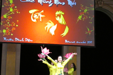 Người Việt ấm lòng đón Tết cổ truyền trên đất Pháp