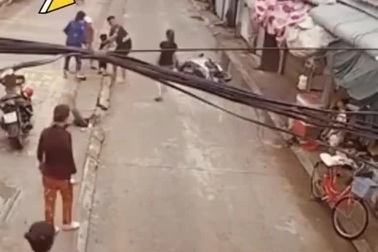 Chàng trai phản ứng cực nhanh, cứu em bé khỏi bị xe tông