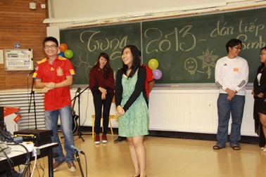 Ấm cúng đêm vui Tết Trung thu của DHS Việt ở Pháp