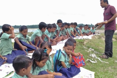 Câu chuyện xúc động đằng sau lớp học “màn trời, chiếu đất” ở Ấn Độ