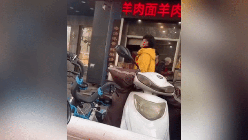 Nhân viên ném phần xương đã ăn vào chảo để nấu lại đồ ăn cho khách - 1 Nhân viên ném phần xương đã ăn vào chảo để nấu lại đồ ăn cho khách - 1