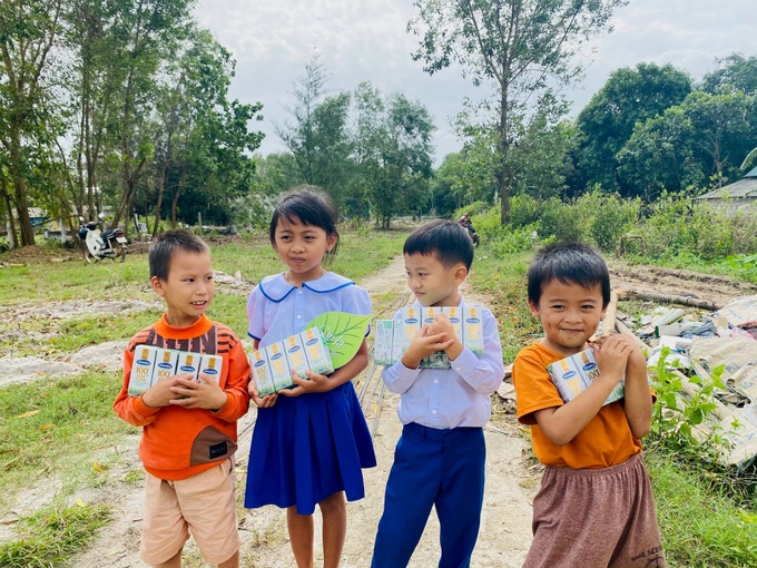 Cặp lá yêu thương với sứ mệnh “Trao cơ hội đi học, cho cơ hội đổi đời” - Ảnh 4.
Cặp lá yêu thương với sứ mệnh “Trao cơ hội đi học, cho cơ hội đổi đời” - Ảnh 4.