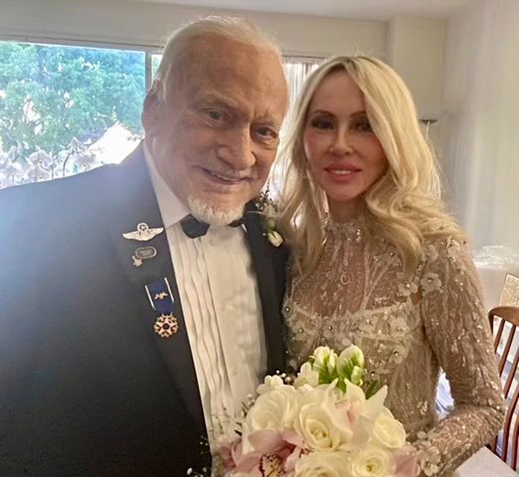 Người thứ hai bước trên mặt trăng Buzz Aldrin kết hôn ở tuổi 93 - 1 Người thứ hai bước trên mặt trăng Buzz Aldrin kết hôn ở tuổi 93 - 1