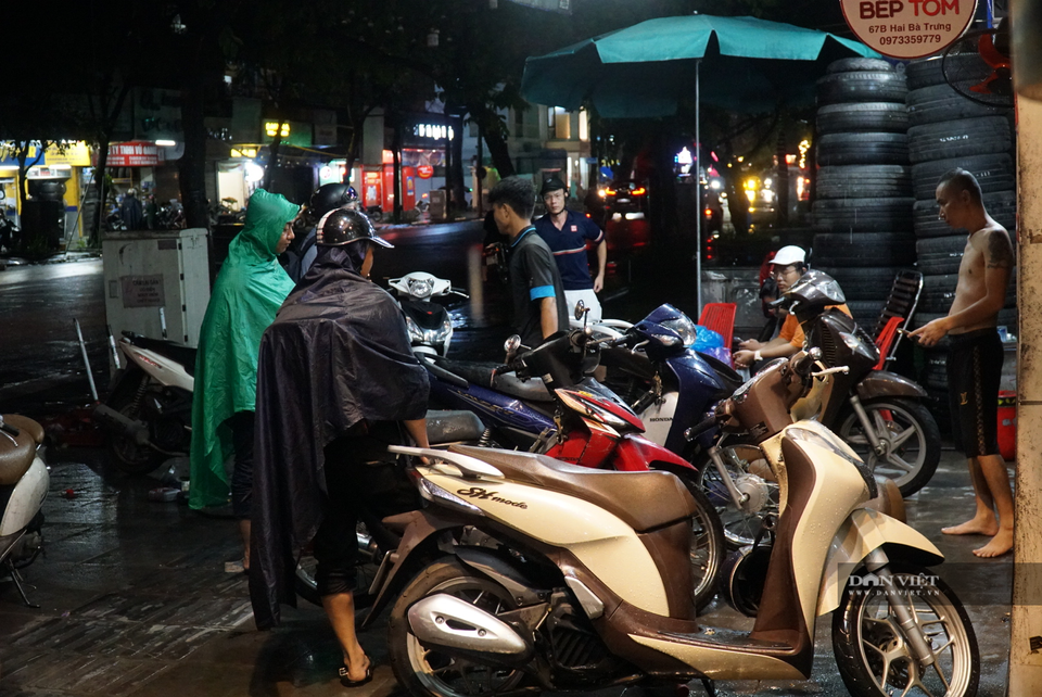 Hà Nội: Lau bugi xe sau cơn mưa lớn kiếm bộn tiền - 7 Hà Nội: Lau bugi xe sau cơn mưa lớn kiếm bộn tiền - 7