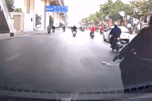 Thanh niên đi motor chèn ngã người đi đường rồi bỏ chạy khỏi hiện trường