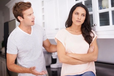 Mâu thuẫn vợ chồng trẻ: "Vợ mải chơi game không nấu ăn cho chồng"