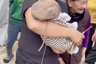 Người mẹ kế trong mơ, không sinh con ở vậy nuôi hai con chồng