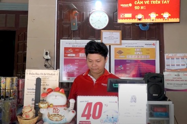 Nghị lực của chàng trai bán vé số liệt nửa người