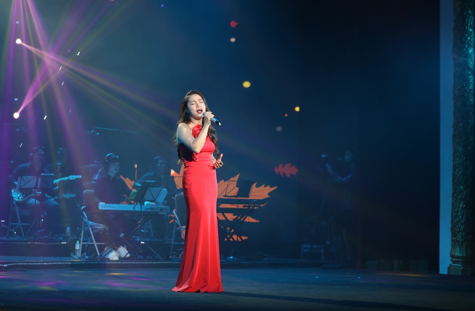 Nghệ sĩ nước mắt lưng tròng khi hát về miền Trung - 10