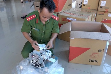 Tạm giữ lô hàng do nước ngoài sản xuất trị giá 400 triệu đồng không giấy tờ