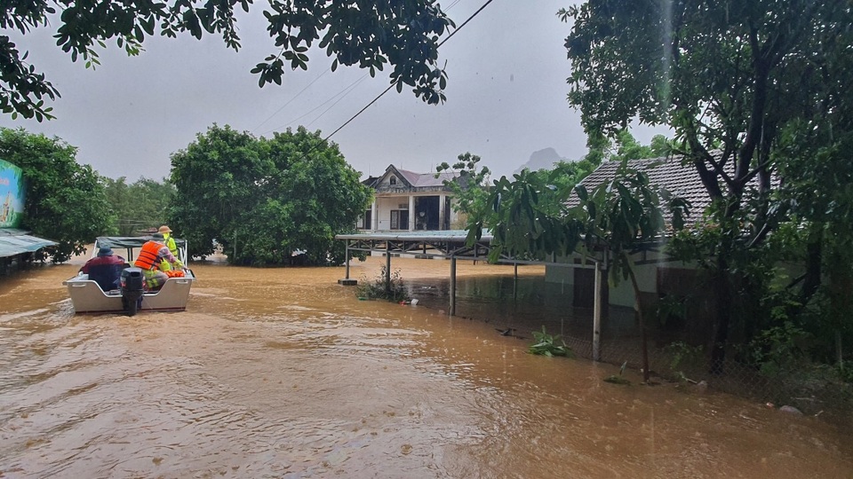 Quốc lộ trước đồn biên phòng bị xé toang, nhiều người nhập cảnh mắc kẹt - 7 Quốc lộ trước đồn biên phòng bị xé toang, nhiều người nhập cảnh mắc kẹt - 7