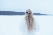 Người đẹp tắm trong hồ nước lạnh âm độ C