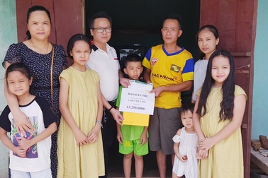 Bạn đọc giúp đỡ hơn 63 triệu đồng hai bố con tàn tật bị vợ bỏ rơi