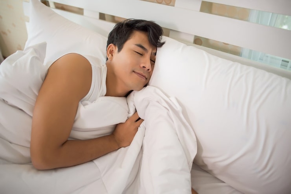 Đến nhà vợ sắp cưới, tôi sững sờ thấy người đàn ông lạ cởi trần trên giường - 1