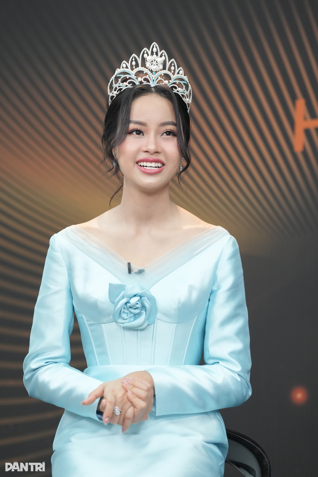 Á hậu Đào Thị Hiền xin lỗi sau sự cố phát ngôn: Mong mọi người bỏ qua - 2