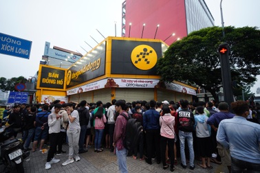 Hàng trăm người xếp hàng "mua 1 tặng 1" OPPO Reno2 F tại Thế Giới Di Động