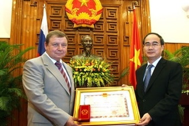 Tặng trường đại học Nga Huân chương Hữu nghị 