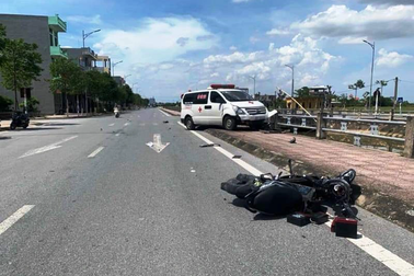 Xe cứu thương va chạm xe máy điện khiến 2 nữ sinh nhập viện