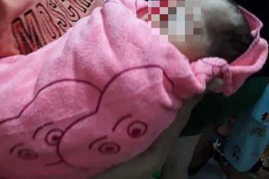 Bé sơ sinh bị bỏ trong túi nilon, treo trên xe máy