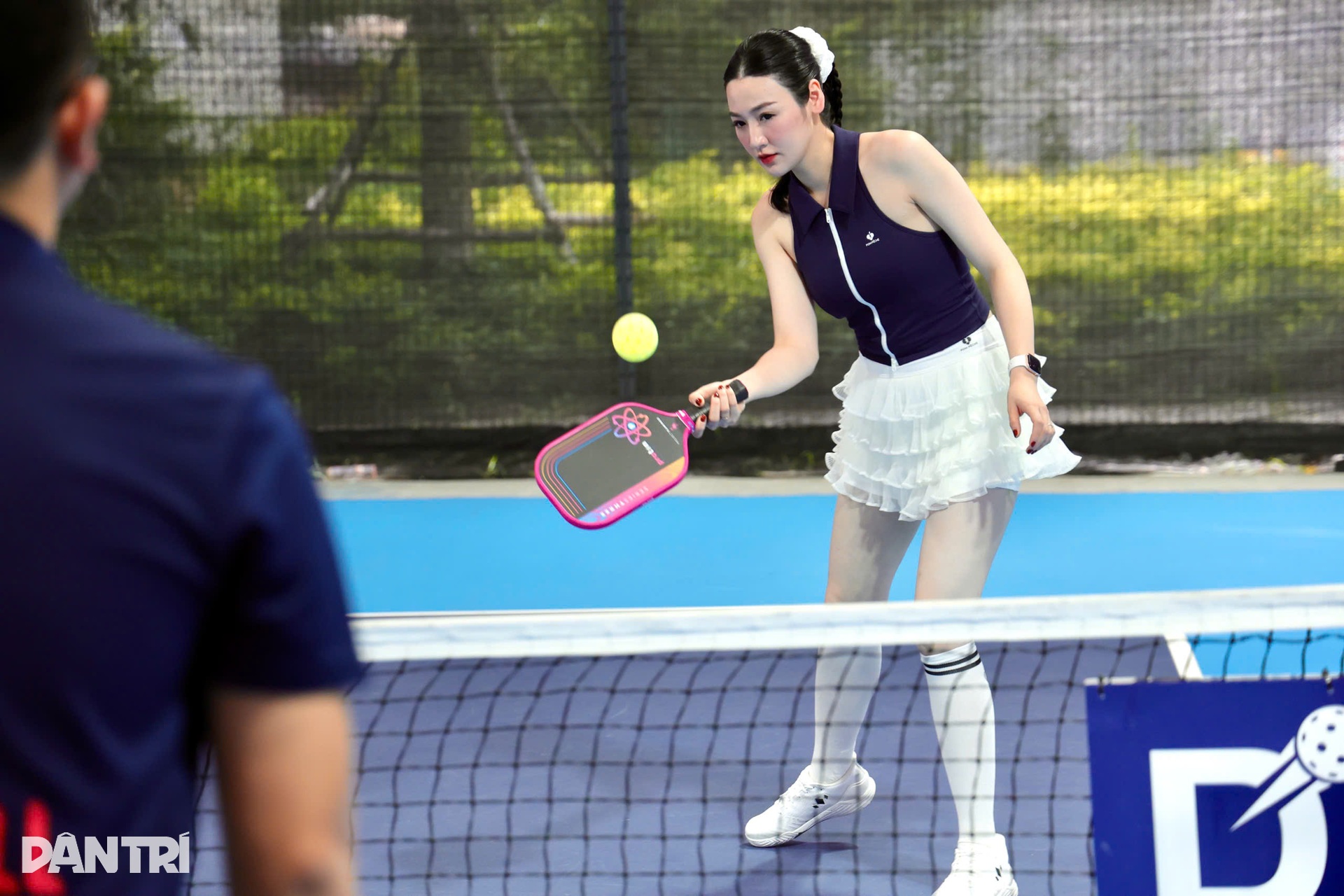Á hậu Tú Anh khoe dáng gợi cảm đấu pickleball, chồng con cổ vũ nhiệt tình - 5