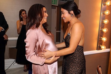 Eva Longoria bế bụng bầu ở tuổi 43