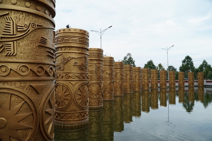 Bao quanh đền thờ là 54 khối cột hình trụ cao 4,5m, đường kính một mét, kết thành vòng tròn trong hồ điều hòa, các trụ cột tượng trưng cho 54 dân tộc Việt Nam.
