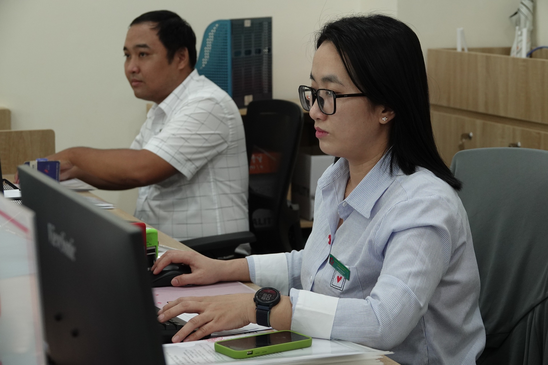 Lượng công việc tăng gấp 5 lần, công chức tăng ca đến tối muộn - 12 Lượng công việc tăng gấp 5 lần, công chức tăng ca đến tối muộn - 12
