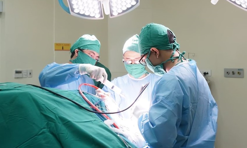 Chủ quan sau cú té đập đầu, cụ ông rơi vào nguy kịch - 2 Chủ quan sau cú té đập đầu, cụ ông rơi vào nguy kịch - 2