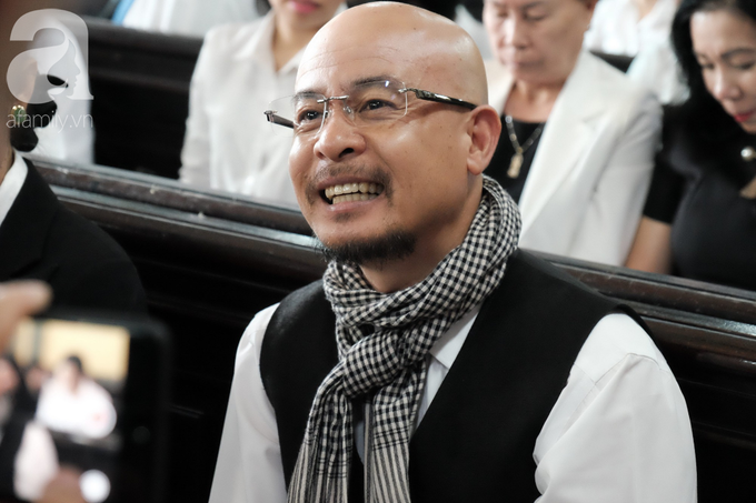 Ông Vũ tươi cười nói về tầm nhìn của Trung Nguyên, bỏ tiền tỷ để giúp người nghèo - Ảnh 1. Ông Vũ tươi cười nói về tầm nhìn của Trung Nguyên, bỏ tiền tỷ để giúp người nghèo - Ảnh 1.