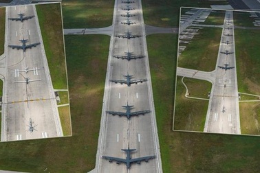 “Pháo đài bay” B-52 của Mỹ tập trận “Voi đi bộ”