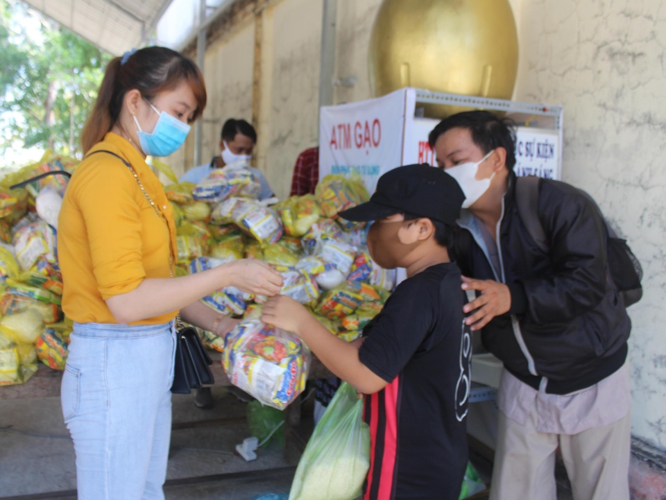 Bạc Liêu: “Cây ATM gạo” di động đến chùa hỗ trợ bà con lao động nghèo - 6 Bạc Liêu: “Cây ATM gạo” di động đến chùa hỗ trợ bà con lao động nghèo - 6